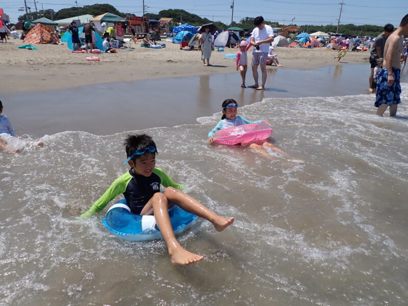 阿字ヶ浦 海水浴で遊ぶ子