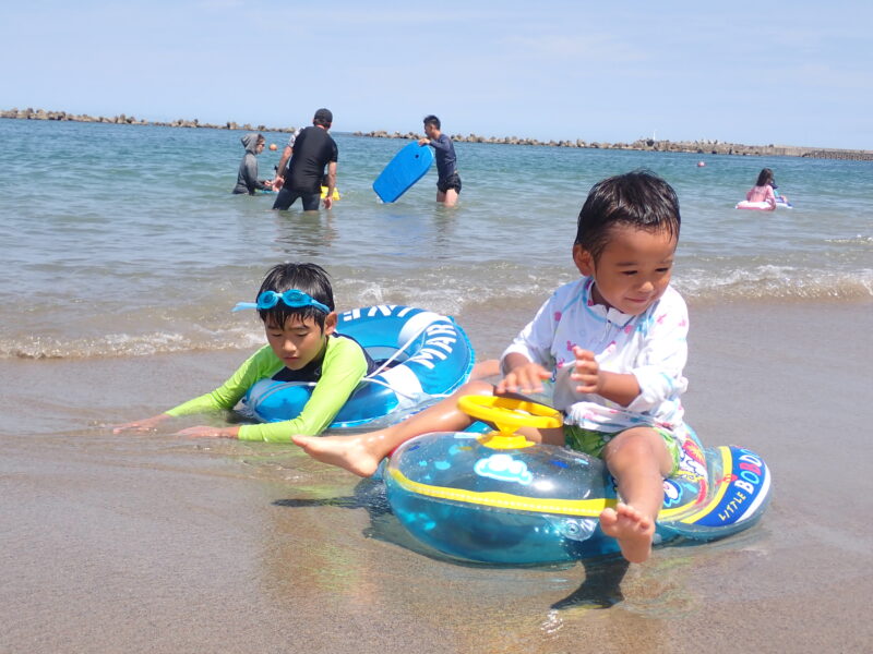 阿字ヶ浦 海水浴で遊ぶ子