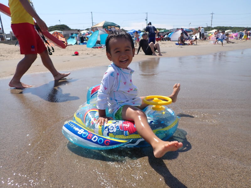 阿字ヶ浦 海水浴で遊ぶ子