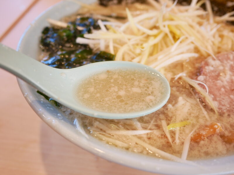 みつまる ラーメン のスープ